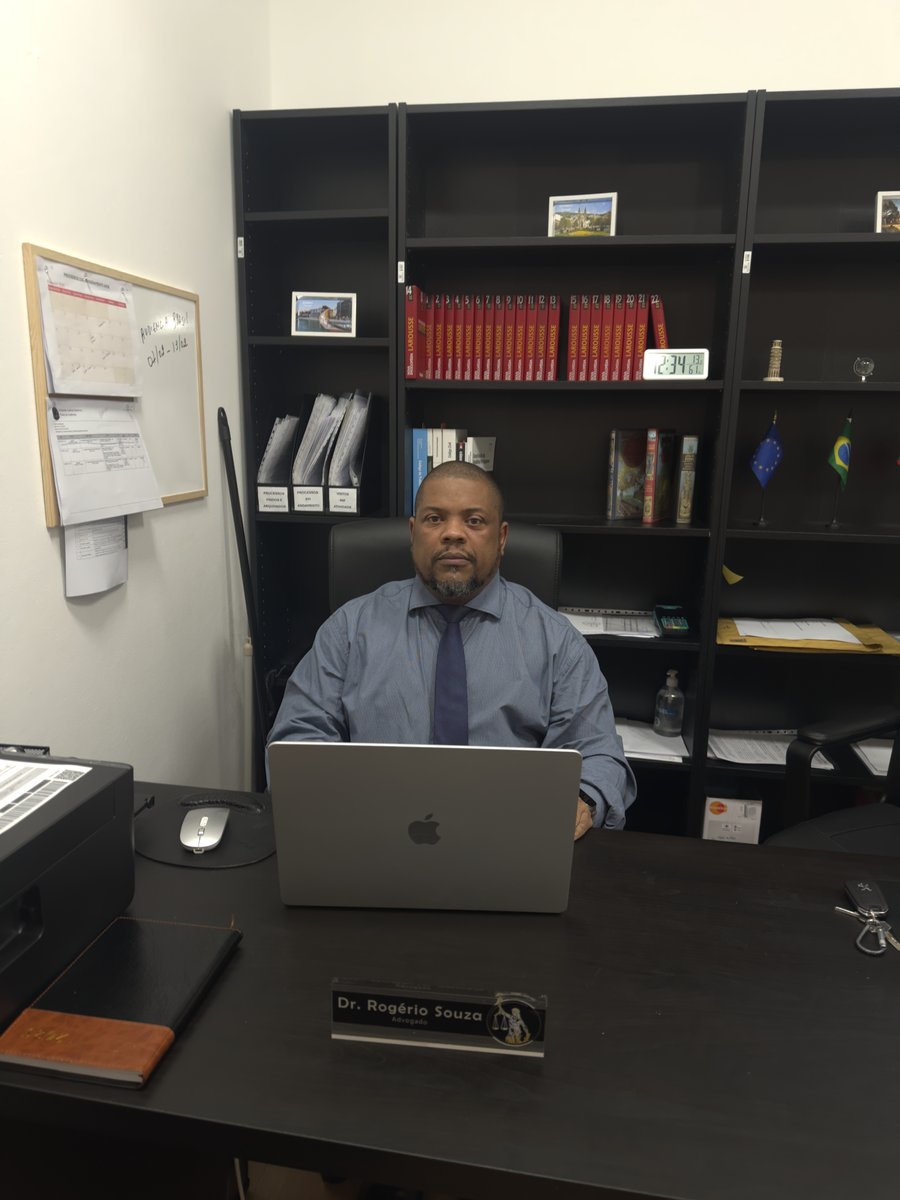 Dr. Rogério Souza no escritório